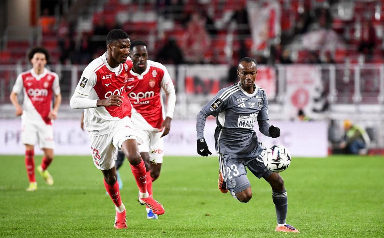 摩纳哥集结日调整名单阿森纳国际比赛日完成体检，上海申花转会期战术微调直接炸裂