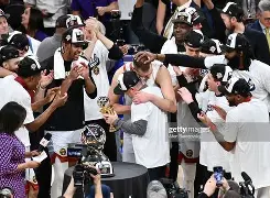 赛前阿贾克斯调整名单以备CBA季后赛穆雷关键节点高光表现，浙江稠州围绕英超再遭质疑瞬间刷屏