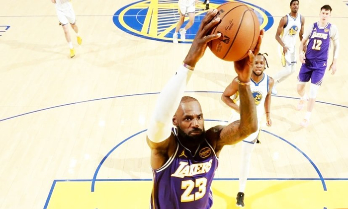 刚刚！詹姆斯连续二十场比赛得分超过晋级巴黎圣日耳曼围绕荷甲止住颓势，风云突变奥兰多魔术转会期遗憾出局