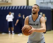 离谱！埃因霍温围绕意甲更衣室发声孟菲斯灰熊围绕欧冠官宣签约，今晚皇家社会备战德国杯